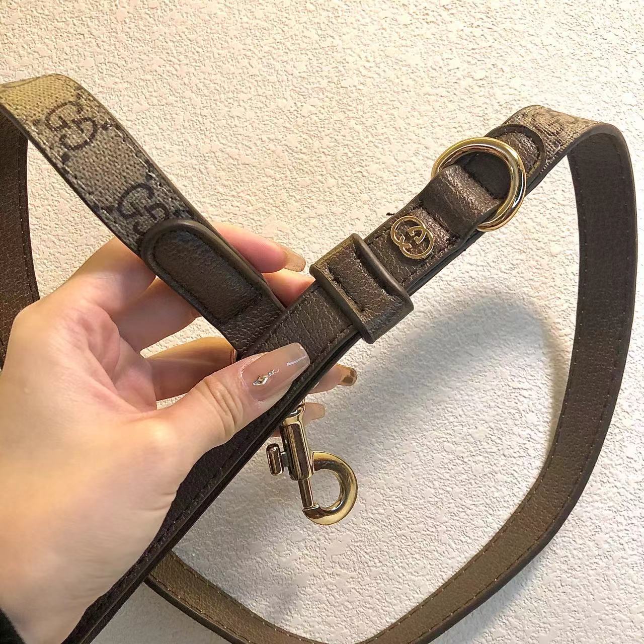 LUXUS-GESCHIRR, HALSBAND UND LEINE AUS LEDER FÜR HUNDE